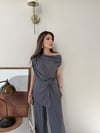 Kayık Yaka Bel Burgu Detay Asimetrik Bluz ve Pantolonlu Gofre İkili Takım Antrasit 2335
