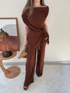 Kayık Yaka Bel Burgu Detay Asimetrik Bluz ve Pantolonlu Gofre İkili Takım Acı Kahve 2335