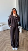 Kayık Yaka Detay Fermuarlı Sweat ve Pantolonlu Selanik Kumaş İkili Takım Acı Kahve 2424