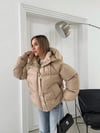KOL ÇIRTLI KAPİŞONLU ŞİŞME MONT BEJ