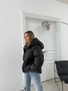 KOL ÇIRTLI KAPİŞONLU ŞİŞME MONT SİYAH