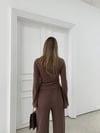KRUVAZE YAKA AKSESUAR DETAY BLUZ VE PANTOLONLU İKİLİ TAKIM KAHVE
