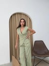 KRUVAZE YAKA AKSESUAR DETAY BLUZ VE PANTOLONLU GOFRE İKİLİ TAKIM AÇIK YEŞİL