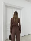KRUVAZE YAKA AKSESUAR DETAY BLUZ VE PANTOLONLU İKİLİ TAKIM KAHVE