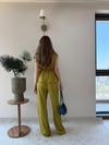Kruvaze Yaka Aksesuar Detay Saçaklı Bluz ve Pantolonlu Gofre İkili Takım Yağ Yeşili 2276