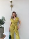 Kruvaze Yaka Aksesuar Detay Saçaklı Bluz ve Pantolonlu Gofre İkili Takım Yağ Yeşili 2276