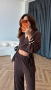 Kruvaze Yaka Bağlama Detay Bluz ve Pantolonlu İkili Takım Kahve 2401