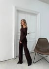 MADONNA YAKA ASİMETRİK DETAY BLUZ VE PANTOLONLU SELANİK KUMAŞ İKİLİ TAKIM KAHVE