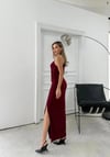 OMUZ DEKOLTE BEL AKSESUAR DETAY SANDY UZUN ELBİSE BORDO
