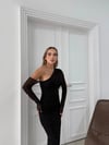 OMUZ DEKOLTE DETAY TAŞLI TÜL ASTARLI ELBİSE SİYAH