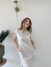 Omuz Vatkalı Sıfır Kol Cep Detay Modal Elbise Bej 2220