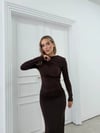 OMUZ VE BEL DRAPELİ UZUN SANDY ELBİSE KAHVE