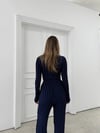 PARMAK GEÇME DETAY TERS DİKİŞ BLUZ VE PANTOLONLU GOFRE İKİLİ TAKIM LACİVERT