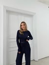 PARMAK GEÇME DETAY TERS DİKİŞ BLUZ VE PANTOLONLU GOFRE İKİLİ TAKIM LACİVERT