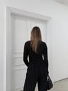 PARMAK GEÇME DETAY TERS DİKİŞ BLUZ VE PANTOLONLU GOFRE İKİLİ TAKIM SİYAH