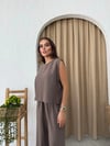 SIRT BAGLAMA DETAY BLUZ VE PANTOLONLU İKİLİ ÇİLEK TAKIM KAHVE
