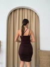 TEK OMUZ İP ASKILI AKSESUAR DETAY DRAPELİ SANDY ELBİSE KAHVE