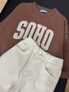 Çocuk SOHO London Baskılı Sweatshirt & Krem Pantolon Takımı – Rahat ve Stil Sahibi