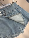 Kız Çocuk Açık Mavi Denim Pileli Mini Şort Etek — Yüksek Bel, Fermuarlı, Düğme Detaylı, Günlük & Okul Kombin