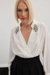 Aksesuar Detaylı Bodysuit Bluz - Ekru