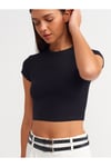 30936-vucuda-oturan-crop-top-siyah-5b9f23.jpg