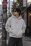 YIKAMALI DKPW GÖĞÜS NAKIŞ BASKILI KAPŞONLU SWEATSHIRT GRİ