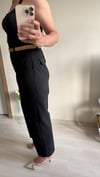 KEMERLİ PENSLİ KUMAŞ PANTOLON SİYAH