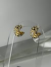 Desenli Taşlı Gold Küpe