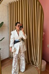 Belden Oturan Vatkalı Beyaz Blazer