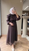 MELİRA Fırfır Detaylı Elbise | Kahve