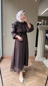 MELİRA Fırfır Detaylı Elbise | Kahve