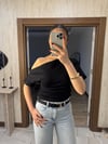 Bir Omzu Düşük Basic Tişört Siyah