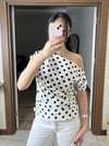Bir Omzu Düşük Puantiyeli Bluz