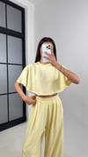 Kadın Dökümlü Crop Tişört ve Pantolon Takımı - SARI