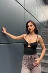 Kadın Ön Detaylı İp Askılı Crop Bluz - Siyah