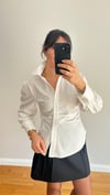 BEYAZ ÇAPRAZ DÜĞMELİ DRAPELİ GÖMLEK