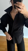 SİYAH ÇAPRAZ DÜĞMELİ DRAPELİ GÖMLEK