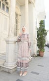 Desenli Boydan Piliseli Kemerli Şifon Elbise Krem    HNT2968