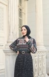 Desenli Boydan Piliseli Kemerli Şifon Elbise Siyah HNT2968