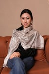 Desenli Gri İpek Şal