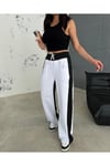 BEYAZ BAGGY PANTOLON YANLARI SİYAH DETAY ŞERİTLİ BELİ LASTİKLİ