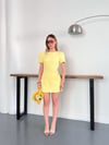 Minimal Çizgisi ve Modern Omuz Detaylı Mini Elbise Sarı