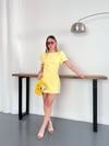 Minimal Çizgisi ve Modern Omuz Detaylı Mini Elbise Sarı