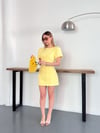 Minimal Çizgisi ve Modern Omuz Detaylı Mini Elbise Sarı