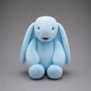 YUMUŞAK DOKULU SEVİMLİ PELUŞ TAVŞAN