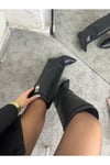 Siyah Tozluk Detaylı Topuklu Çizme