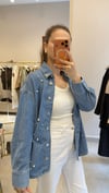 İNCİ DETAYLI JEAN GÖMLEK 