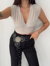 Vatkalı Kolsuz V Yaka Drapeli Crop Bluz Likralı Fit - Boyalı Gri