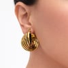 Dalgalı Sarmal Gold Büyük Halka Küpe - Paslanmaz Çelik Küpe-3.5 cm- Mikrofiber Bez Hediyeli