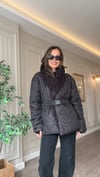 Siyah Kürklü Yaka Kemerli Kapitone Mont